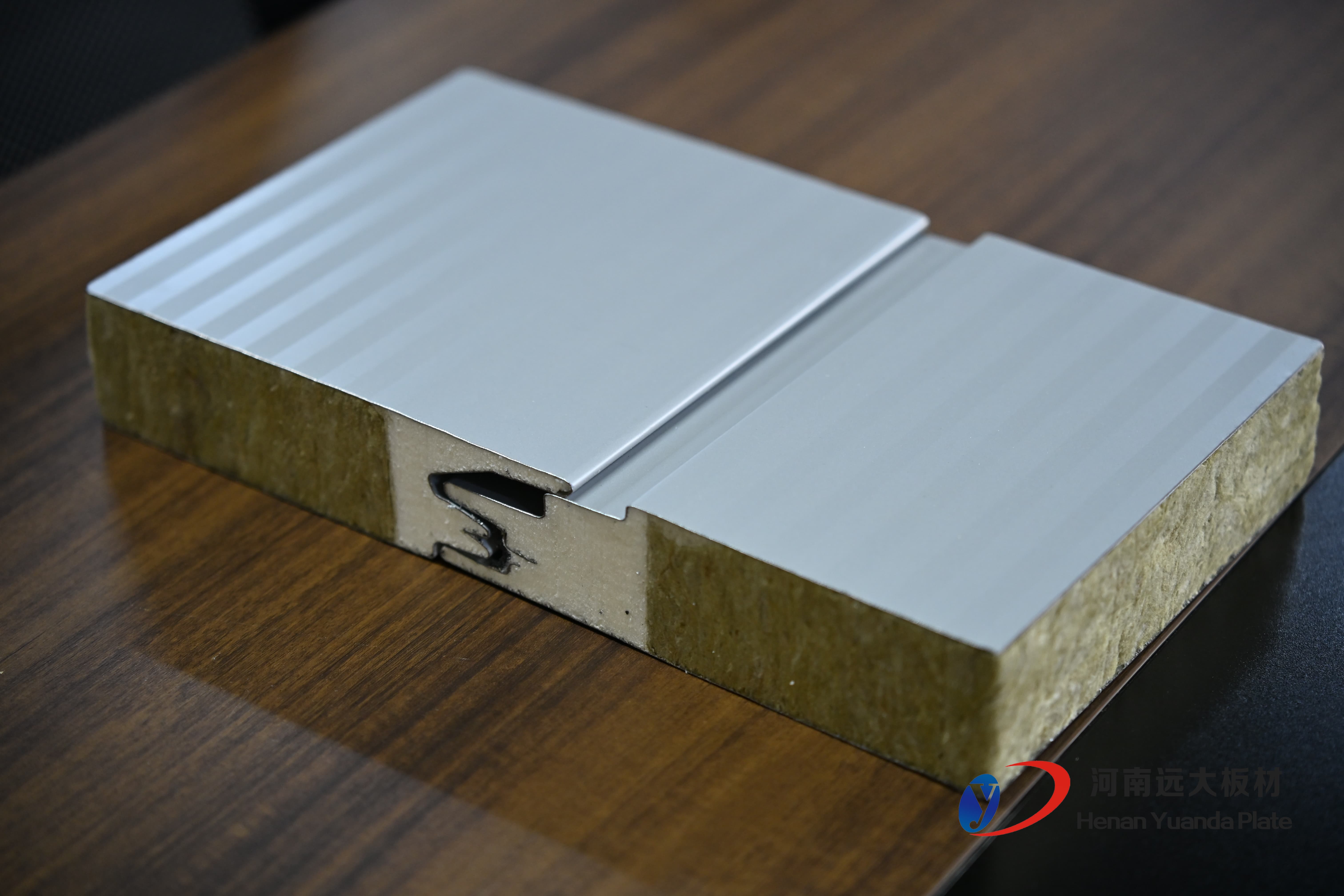 聚氨酯夾芯板價格揭秘：一平方多少錢？如何選對高性價比方案？(圖1)