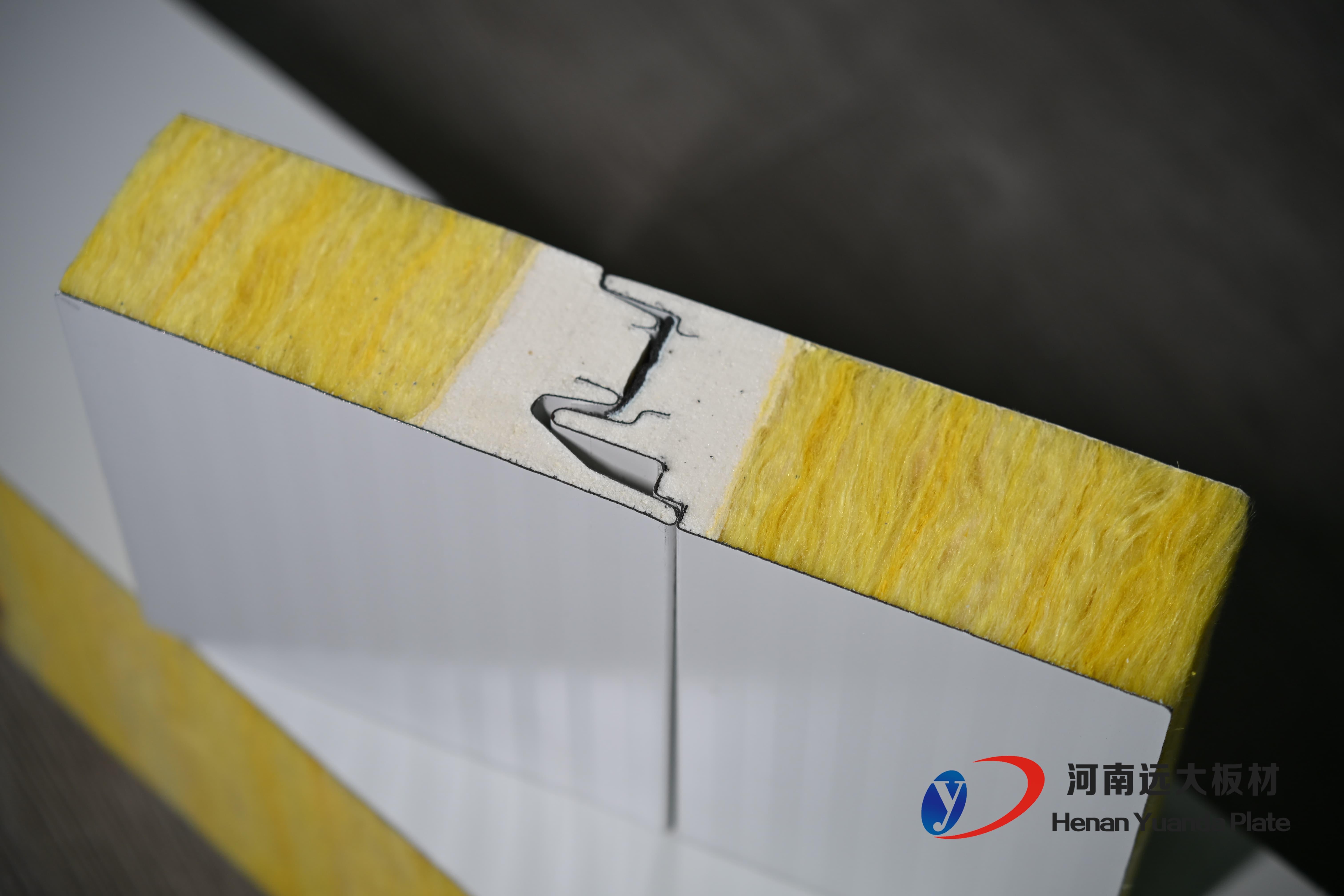 聚氨酯封邊玻璃絲棉夾芯板：遠(yuǎn)大板材打造A級防火節(jié)能新標(biāo)桿！(圖1)