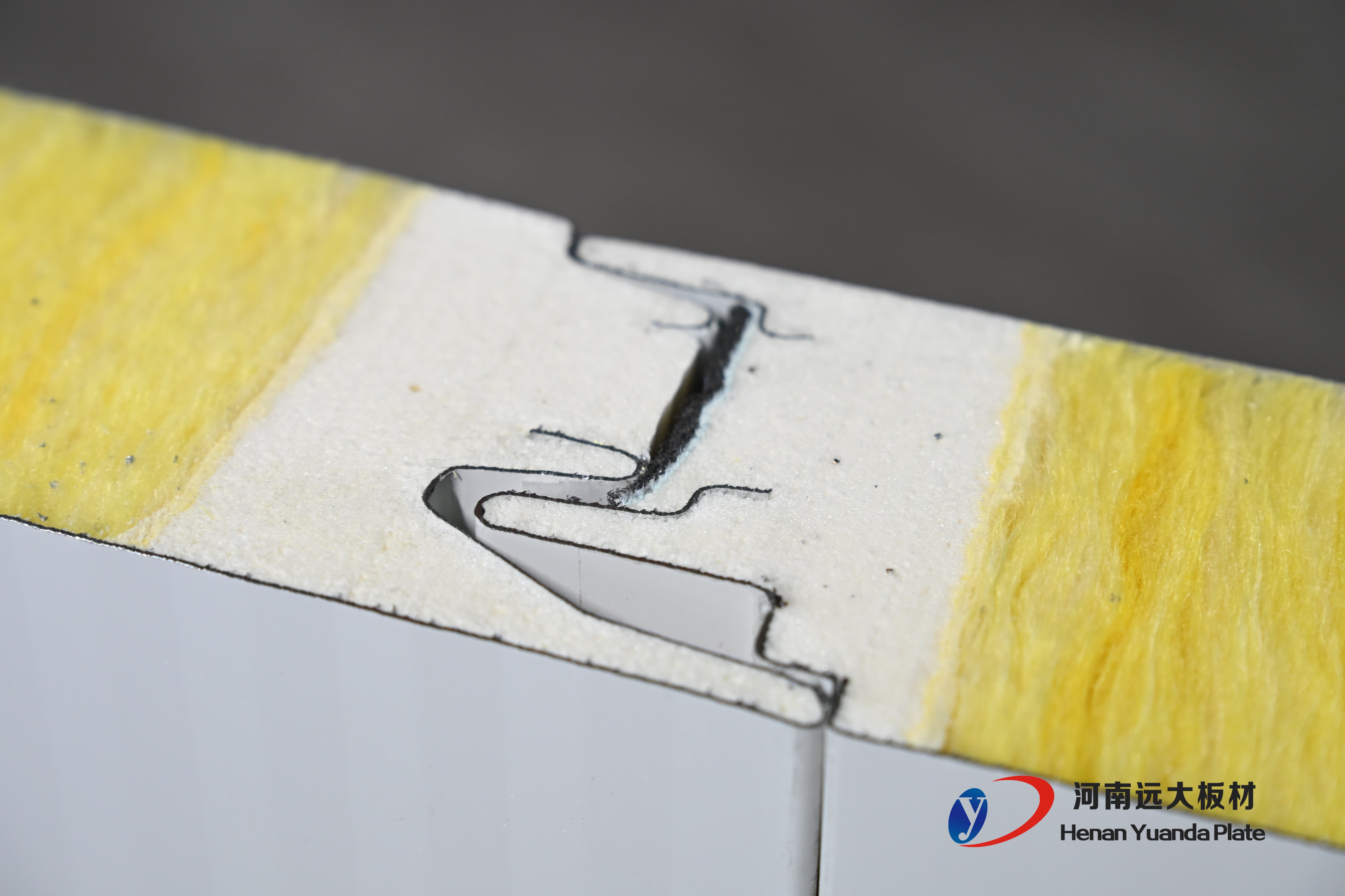 聚氨酯封邊玻璃絲棉夾芯板：遠(yuǎn)大板材打造A級防火節(jié)能新標(biāo)桿！(圖2)