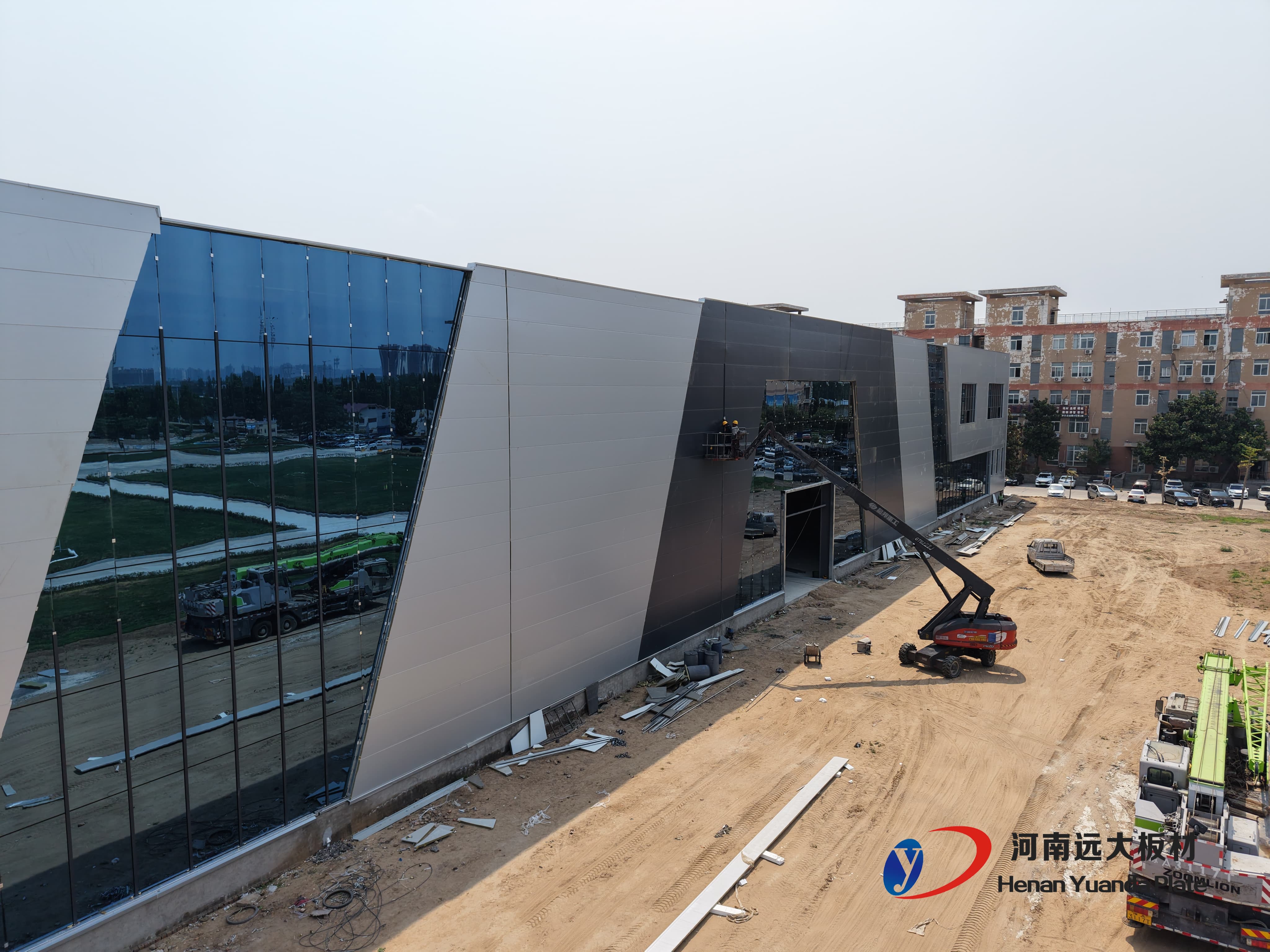 傳統(tǒng)板材VS聚氨酯夾芯板：在建筑效率與能耗上，差距竟然這么大！(圖1)